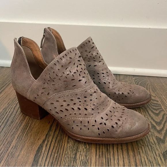 Sofft Wyoming Anthracite Laser Cut Leather Ankle Booties size 9.5 - Picture 1 of 9